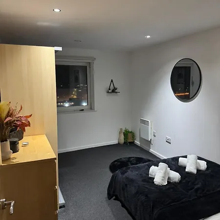 Modern Two Bedroom Amazing Views Centre Free Underground Parking