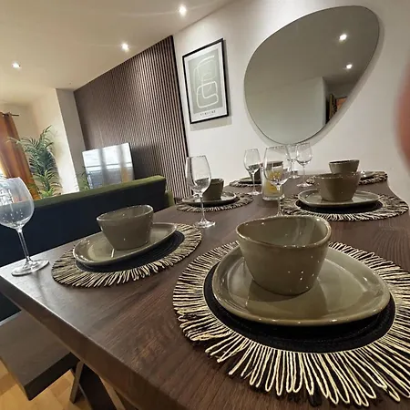 Modern Two Bedroom Amazing Views Centre Free Underground Parking Lägenhet