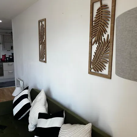 Modern Two Bedroom Amazing Views Centre Free Underground Parking